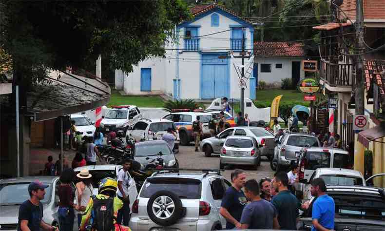 A manh de domingo foi de caos no distrito de So Sebastio das guas Claras, conhecido como Macacos, em Nova Lima(foto: Gladyston Rodrigues/EM/DA Press)