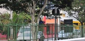 Perigo desnecessário: menino escala a grade para atravessar avenida fora da passarela(foto: Alexandre Guzanshe/EM/D.A Press) Perigo desnecessário: menino escala a grade para atravessar avenida fora da passarela(foto: Alexandre Guzanshe/EM/D.A Press)