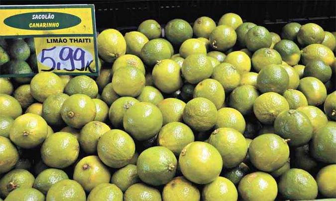 Limão Thaiti, encontrado ontem a R$ 5,99 o quilo, foi o vilão dos reajustes em maio, segundo pesquisa do site Mercado Mineiro (foto: Paulo Filgueiras/EM/D.A Press) Limão Thaiti, encontrado ontem a R$ 5,99 o quilo, foi o vilão dos reajustes em maio, segundo pesquisa do site Mercado Mineiro (foto: Paulo Filgueiras/EM/D.A Press)