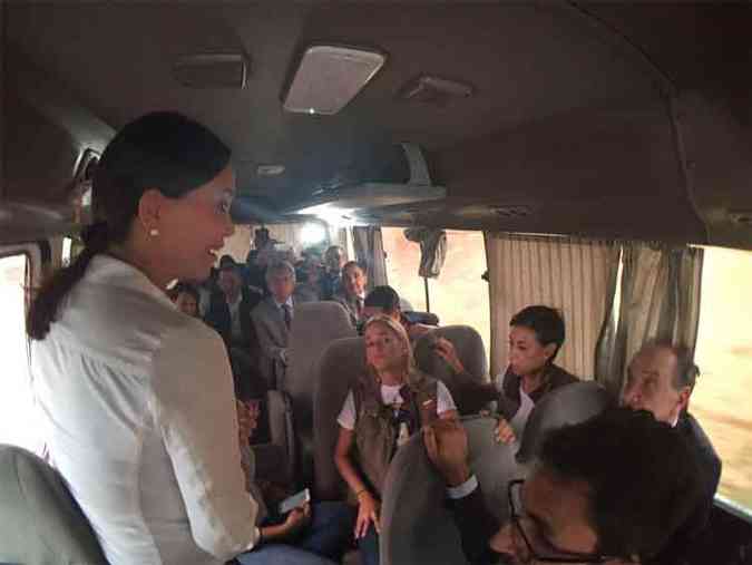 Ex-deputada oposicionista Mara Corina Machado conversa com senadores dentro da van apedrejada(foto: Mara Corina/Twitter)