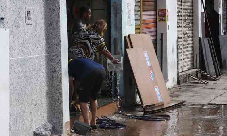 Os comerciantes fizeram a limpeza neste domingo e descartaram o que a chuva estragou(foto: Edsio Ferreira / EM / D.A. Press)
