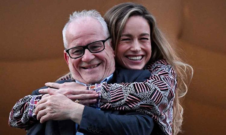 Atriz Brie Larson abraa Thierry Fremaux, diretor do festival de Cannes
