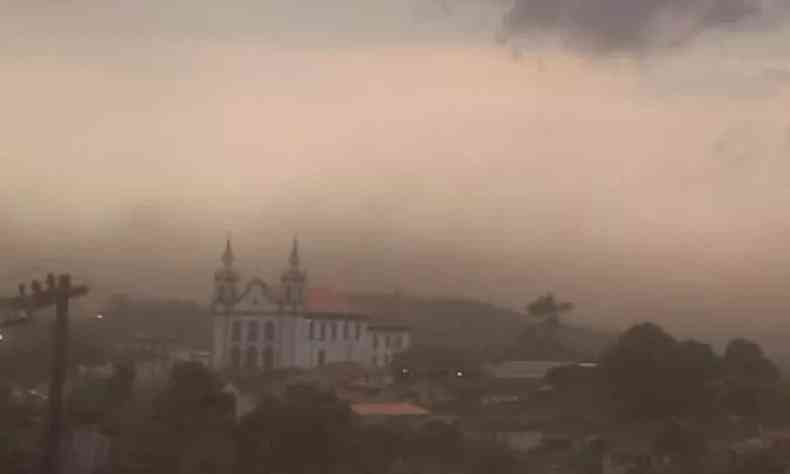 nuvem de poeira na cidade mineira de Catas Altas