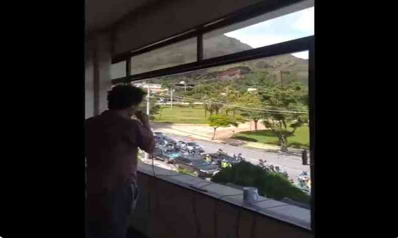 Segundo Samuel Elom, no  a primeira vez que, da janela de sua casa, manifesta sua opinio para manifestantes de carreatas pr-Bolsonaro(foto: Reproduo internet)