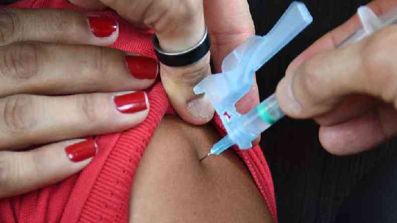 Vacina aplicada no braço