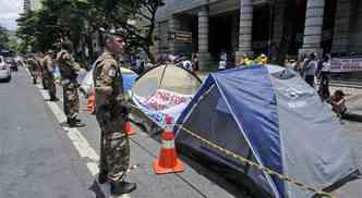 Maioria das 15 barracas de acampamento usadas na Avenida Afonso Pena foram pagas por estudantes e custaram entre R$ 132 e R$ 239(foto: BETO MAGALHES/EM/D.A PRESS)