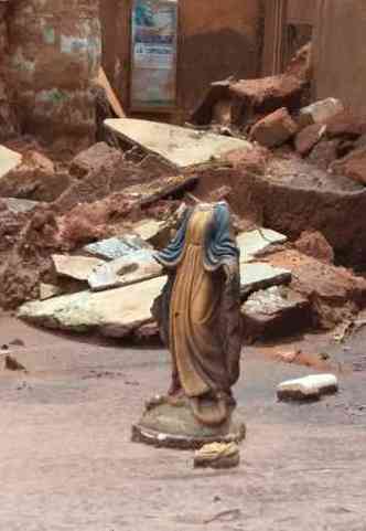 Imagem de Nossa Senhora das Graas encontrada na lama(foto: Pedro Ferreira/EM/D.A.Press)