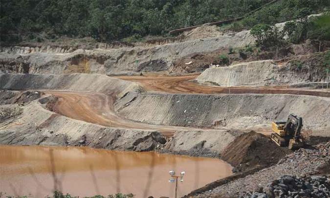 Vista de dique construído acima do distrito de Bento Rodrigues (foto: Leandro Couri/EM/DA Press - 30/03/2016) Vista de dique construído acima do distrito de Bento Rodrigues (foto: Leandro Couri/EM/DA Press - 30/03/2016)