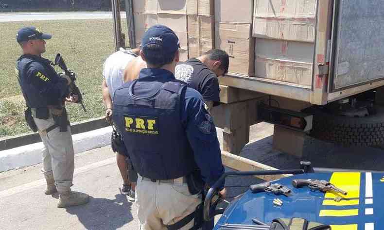 Trs suspeitos foram presos(foto: PRF/Divulgao)