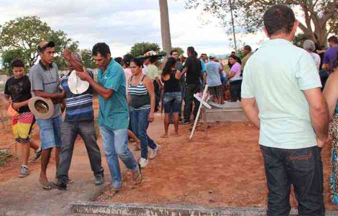 Familiares e amigos se revoltaram no sepultamento de Aparecida(foto: APARCIO MANSUR/ESP. EM)