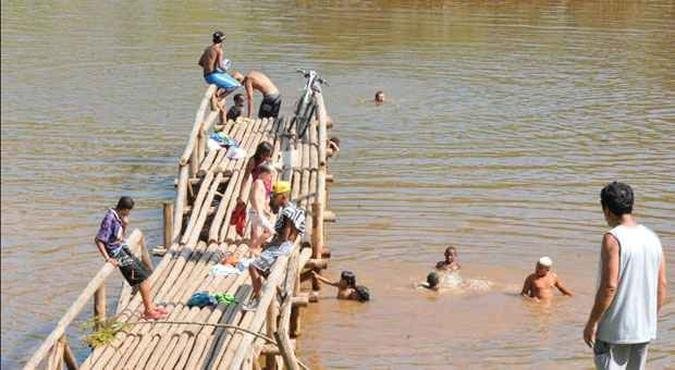 Para se refrescar, crian�as e adolescentes nadaram na Barragem Santa L�cia (foto: Marcos Michelin/EM/D.A Press)