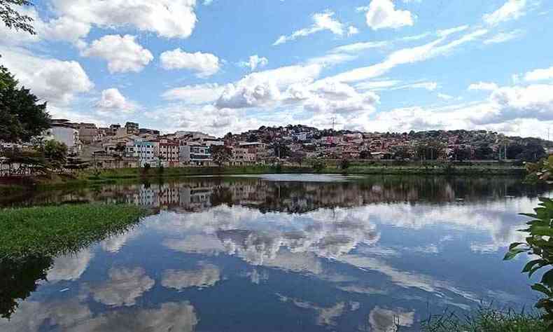 A Lagoa do Prola est localizada no Bairro Jardim Prola, s margens da BR 116, em Governador Valadares(foto: Luciano Venades/Divulgao)