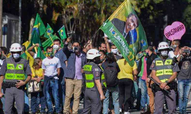 PMs so acusados de 'escoltar' manifestantes pr-governo na Avenida Paulista em 31 de maio, o que provocou denncias contra suposta atitude tendenciosa da corporao(foto: Nelson Almeida/AFP)