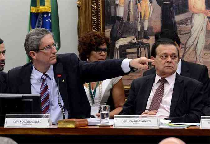 Rogrio Rosso (E) ao lado do relator Jovair Arantes, durante reunio da Comisso Especial do Impeachment(foto: Wilson Dias/Agncia Brasil)