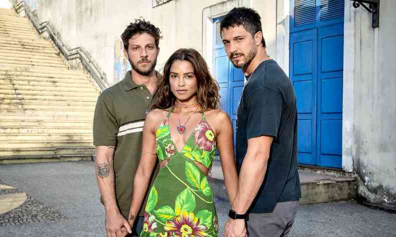 Ari (Chay Suede), Brisa (Lucy Alves) e Oto (Romulo Estrela) em cena da novela travessia, na globo 