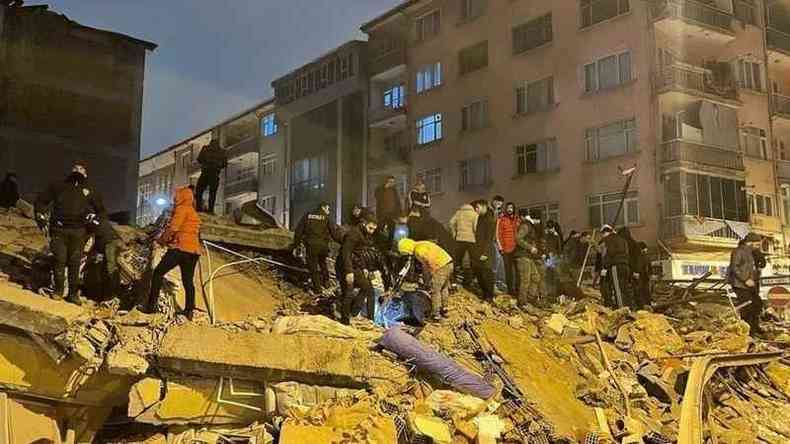 Buscas em escombros deixados pelo terremoto na Turquia 
