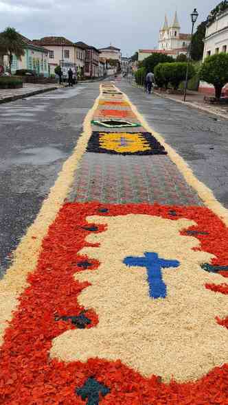Tapetes devocionais colorem as ruas de Santa Luzia 