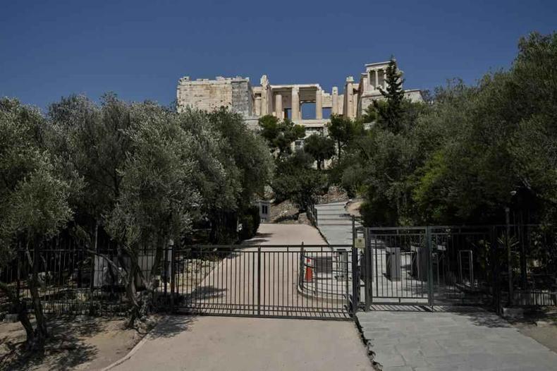 Acrpole, monumento mais visitado do pas, est fechado por causa do calor