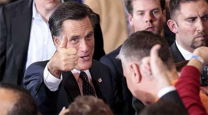 O pr�-candidato republicano Mitt Romney cumprimenta o eleitor em Michigan(foto: REUTERS/Rebecca Cook)