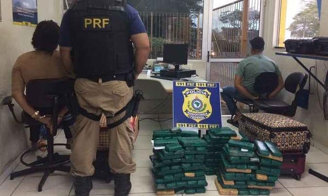 Casal foi preso em flagrante e confessou que receberia R$ 1,5 pelo transporte da droga(foto: PRF/Divulgação) Casal foi preso em flagrante e confessou que receberia R$ 1,5 pelo transporte da droga(foto: PRF/Divulgação)