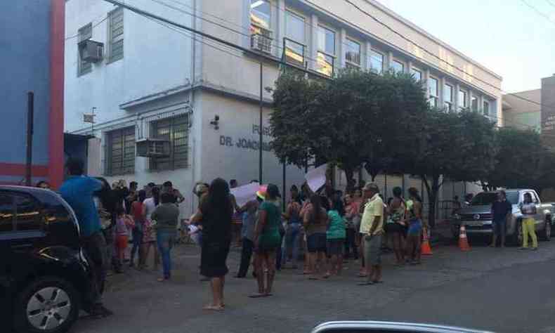 Inconformados com barbaridade, moradores protestam nesta tarde na porta do presdio da cidade(foto: Portal Capara/Divulgao)