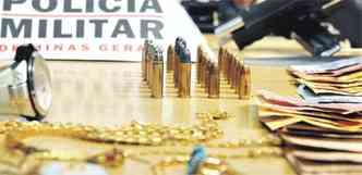 Armas, munio, joias e dinheiro foram apreendidos com os ladres(foto: MARIA TEREZA CORREIA/EM/D.A PRESS)