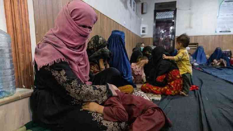 Mulheres com crianas buscam refgio em mesquita em Cabul(foto: Getty Images)