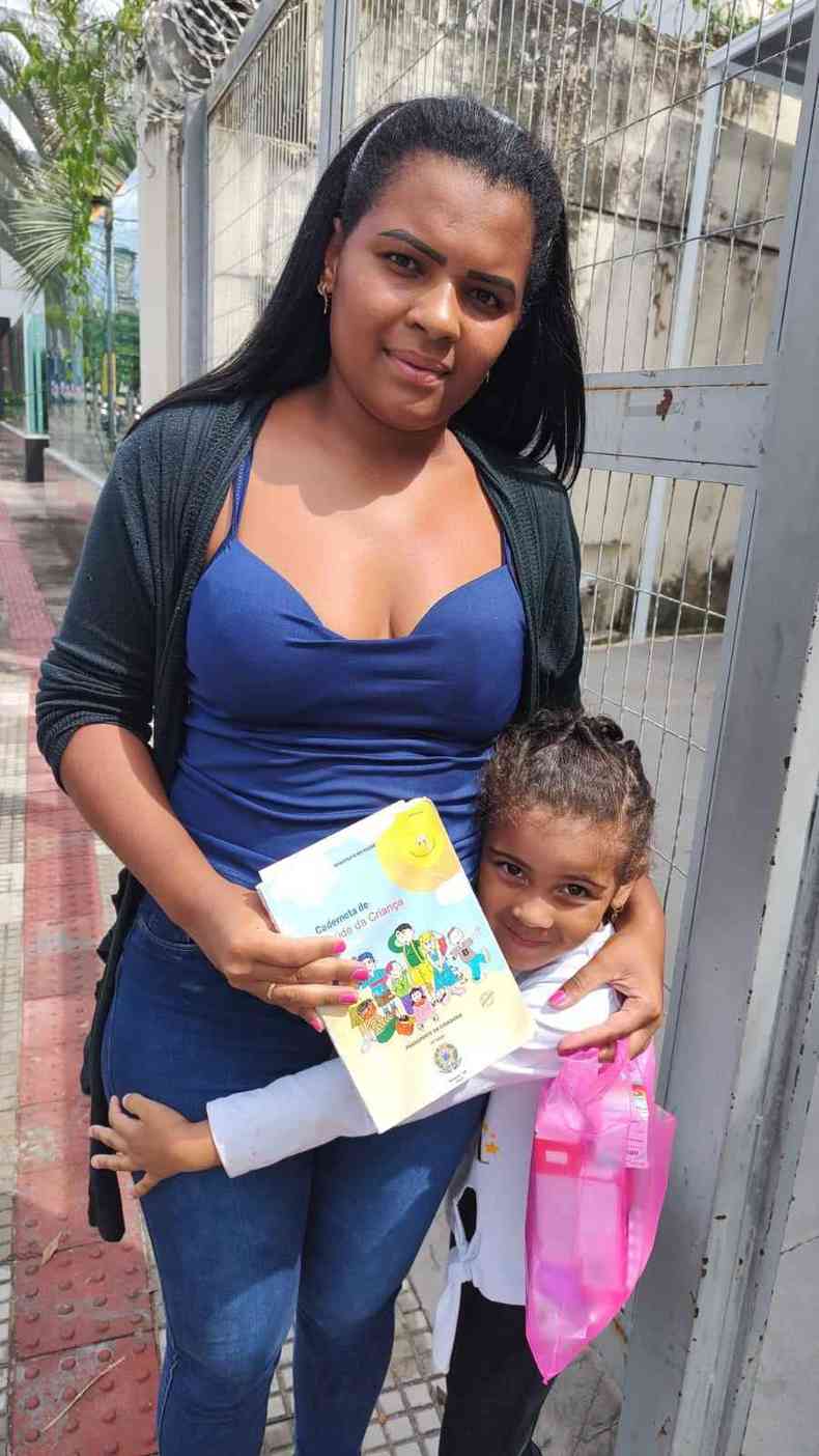 Na foto, Pmela Camila, de 29 anos, e a filha Luiza Pires Alves, de quatro anos