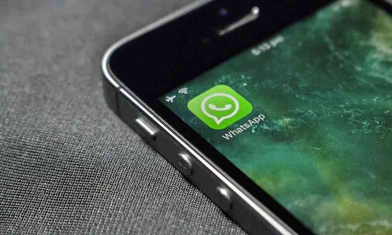 Celular com cone do aplicativo WhatsApp