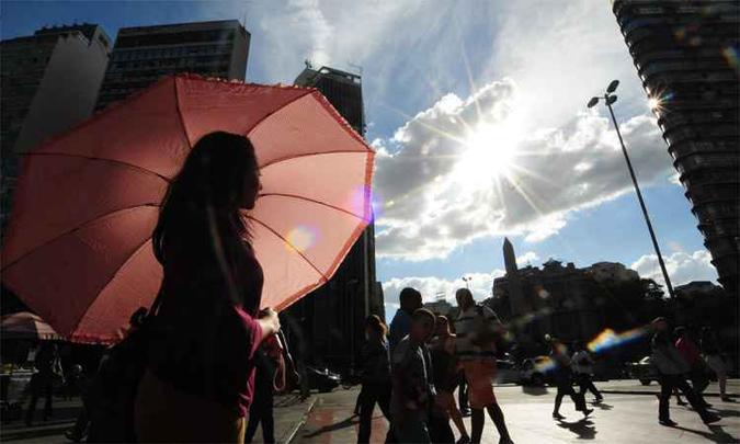 Belo Horizonte registrou máxima de 30,1°C ontem e a expectativa é de 33°C entre hoje e amanhã (foto: Gladyston Rodrigues/EM/DA Press) Belo Horizonte registrou máxima de 30,1°C ontem e a expectativa é de 33°C entre hoje e amanhã (foto: Gladyston Rodrigues/EM/DA Press)