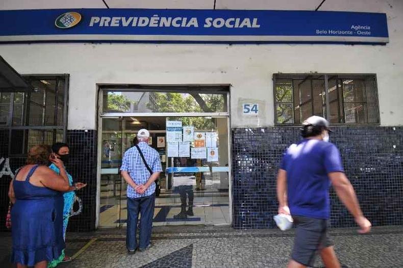Segurados da Previd�ncia Social que est�o recebendo benef�cio por incapacidade tempor�ria h� mais de seis meses sem passar pela per�cia m�dica poder�o ser convocados pelo INSS para nova per�cia m�dica(foto: Leandro Couri/EM/D.A Press)