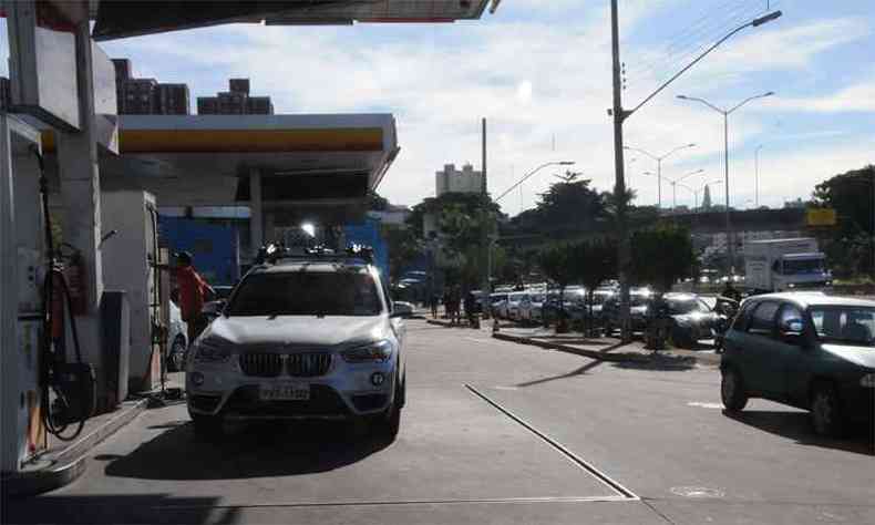 Espera continuou longa ontem em postos de Belo Horizonte, com filas de diferentes estabelecimentos se encontrando pelas ruas da capital (foto: Paulo Filgueiras/EM/DA Press)