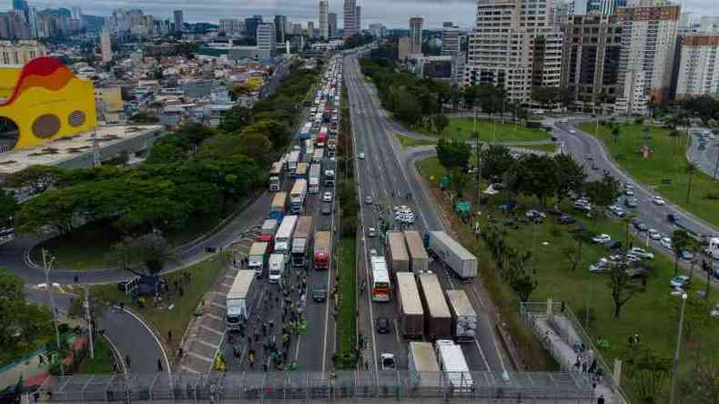 Caminhoneiros bloqueiam estrada