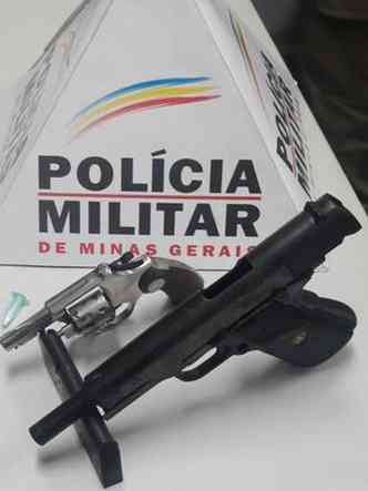 Armas foram apreendidas com suspeitos que foram levados para a Ceflan 2(foto: PMMG/Divulgao)