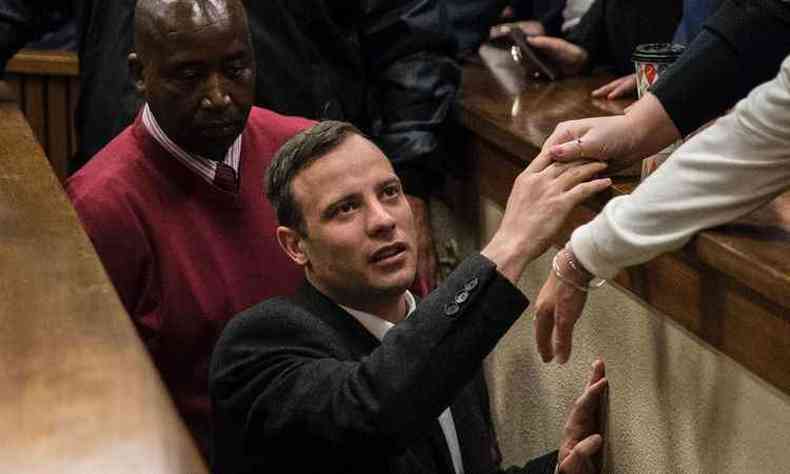 Oscar Pistorius  condenado a 6 anos de priso por matar a ex-namorada(foto: AFP / POOL / MARCO LONGARI )