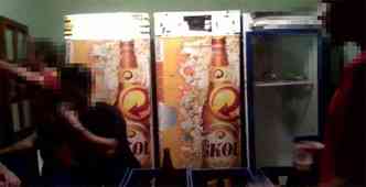 Freezers de distribuidoras ocupam cmodos das moradias durante festas. Alunos so clientes to fiis que algumas geladeiras nem so recolhidas(foto: Tiago de Holanda/EM/DA Press)