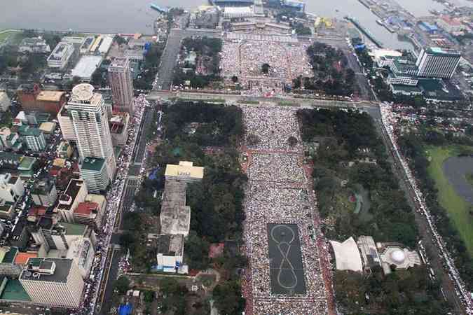 Celebrao do Papa Francisco em Manila, nas Filipinas, registrou nmero recorde de fiis. Seis milhes de pessoas lotaram a praa, no que foi considerado o maior evento j celebrado por um lder catlico.Jay Directo / Ted Aljibe / AFP Photo