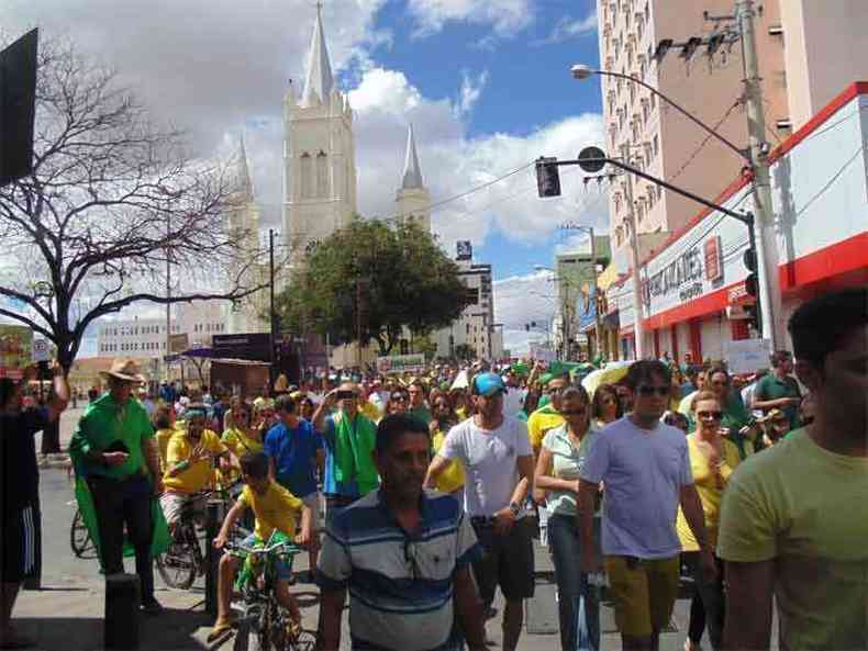 MONTES CLAROS - Moradores se concentraram na Praa da Catedral, onde houve um ato pblico pelo fim da corrupo(foto: Luiz Ribeiro/EM/D.A Press)