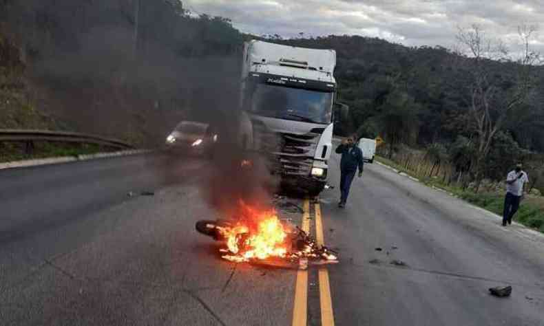 Batida aconteceu na BR-381, entre Caeté e Sabará, na Região Metropolitana de Belo Horizonte(foto: Divulgação/Corpo de Bombeiros)