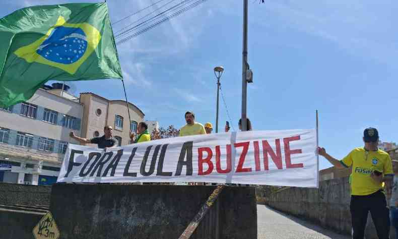 Faixa escrito 'Fora Lula. Buzine'