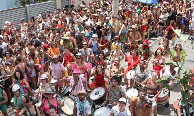 Imagem de um bloco no carnaval de Belo Horizonte