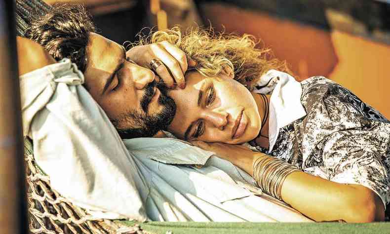 O personagem José Leôncio (Renato Góes) tem Madeleine (Bruna Linzmeyer) deitada em seu peito, na novela Pantanal