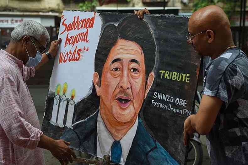 Artistas homenageiam ex-primeiro-ministro japons Shinzo Abe com pintura