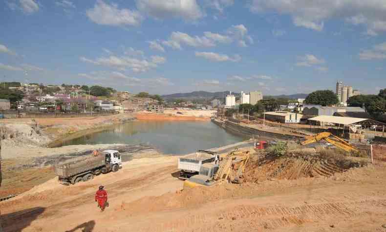 Obras para construo da bacia de conteno de guas da chuva B5