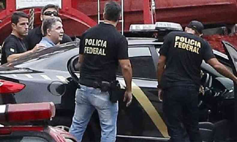 O ex-governador Anthony Garotinho  levado preso por agentes da Polcia Federal do quartel dos Bombeiros no Humait para presdio em Benfica(foto: Fernando Frazo/Agncia Brasil)