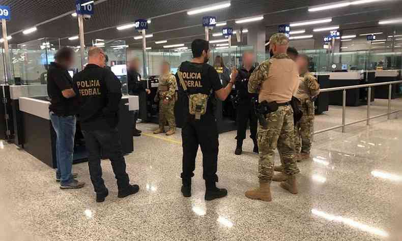 Policiais federais esperavam pelos deportados no desembarque em Confins