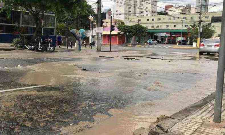 Na ltima quinta-feira, a rua ficou completamente inundada(foto: Larissa Ricci/Estado de Minas)