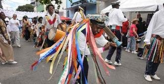 Em coloridos trajes de gala, os devotos rezaram cantando, danando e tocando instrumentos de percusso(foto: Paulo Filgueiras/EM/D.A Press)