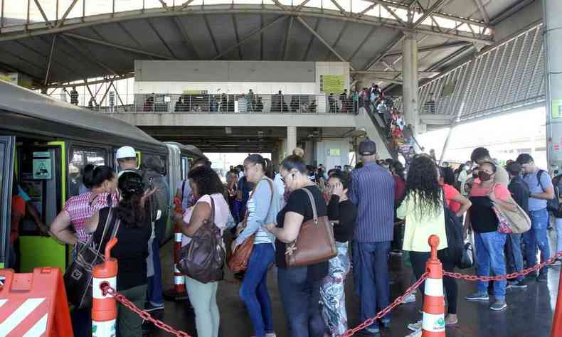 Fila de passageiros entra em ônibus na Estação São Gabriel, em Belo Horizonte