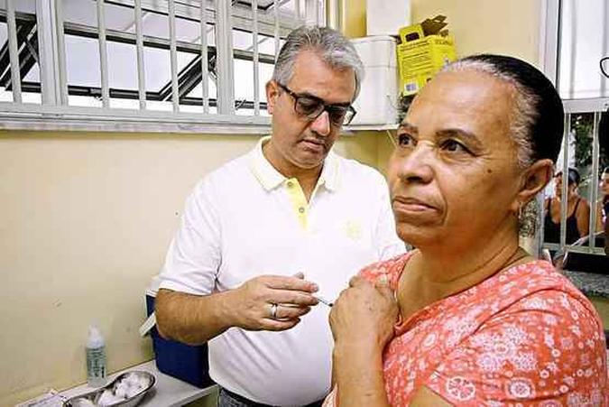 Dona Dulce se imunizou logo cedo no posto do Bairro Pompeia, onde o tempo de espera foi pequeno pela manhã(foto: Edésio Ferreira/EM/D.A Press) Dona Dulce se imunizou logo cedo no posto do Bairro Pompeia, onde o tempo de espera foi pequeno pela manhã(foto: Edésio Ferreira/EM/D.A Press)